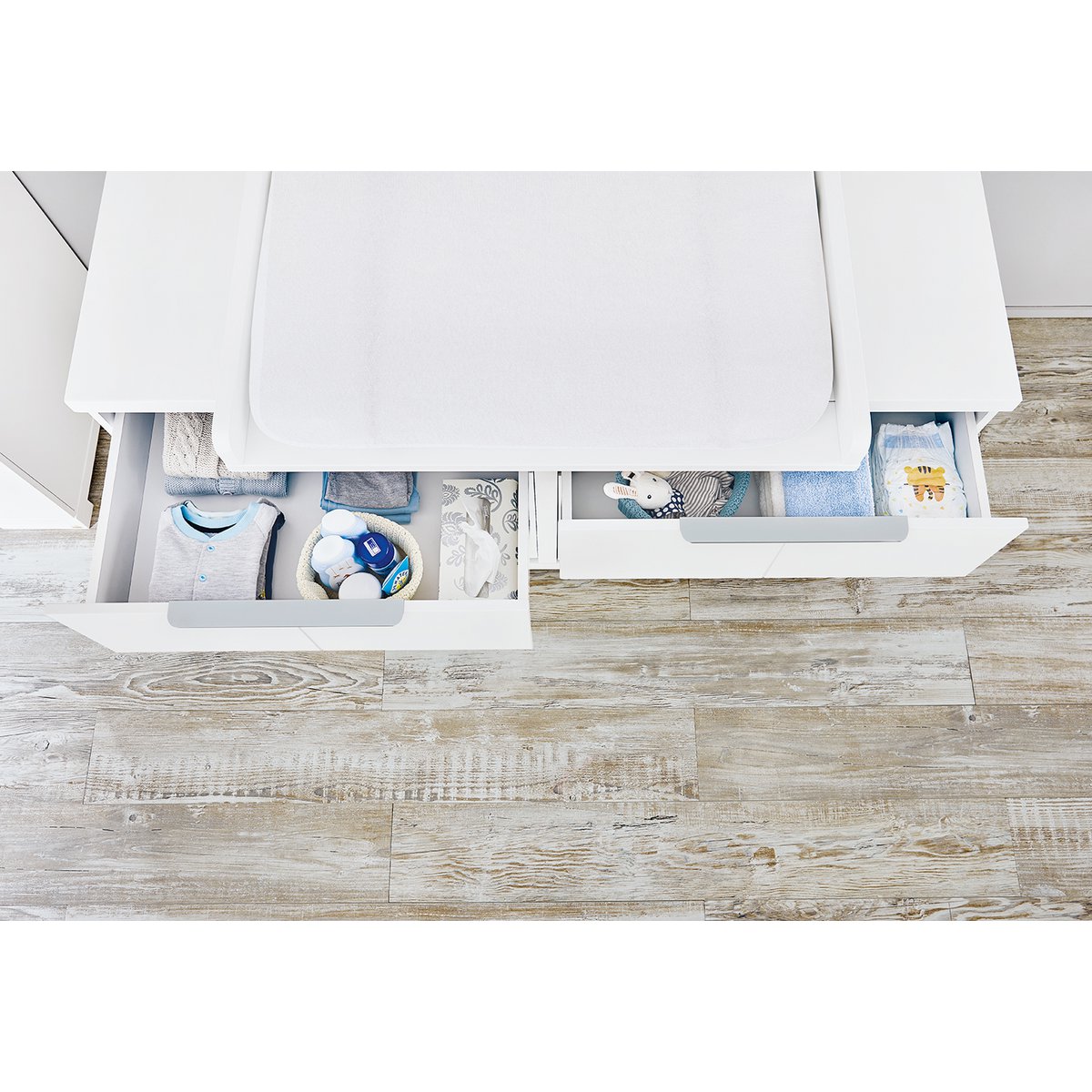 Startset 'Polar' extra breed, incl. wandplank
3 delen: ledikant, extra brede commode, wandplank