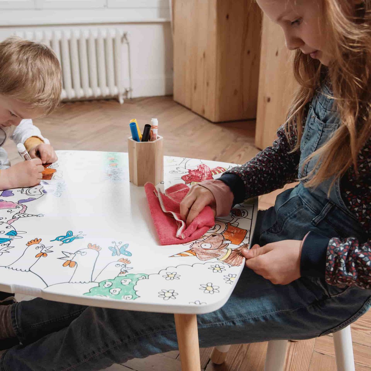 Kleurbaar pakket met 2 krukken