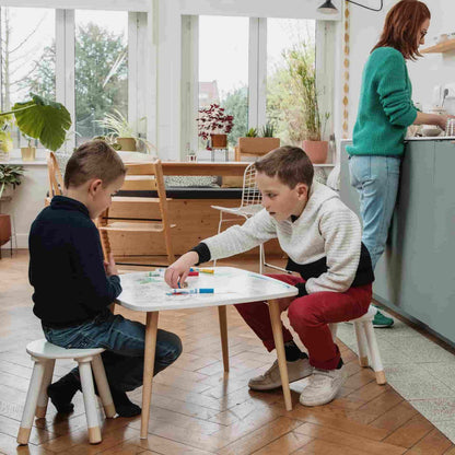 Kleurbaar pakket met 2 krukken